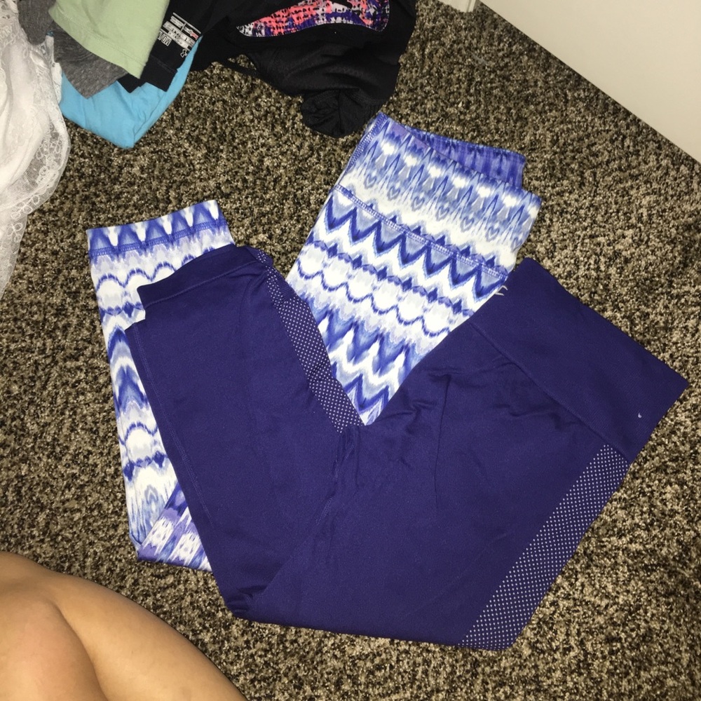2 pairs of cropped leggings